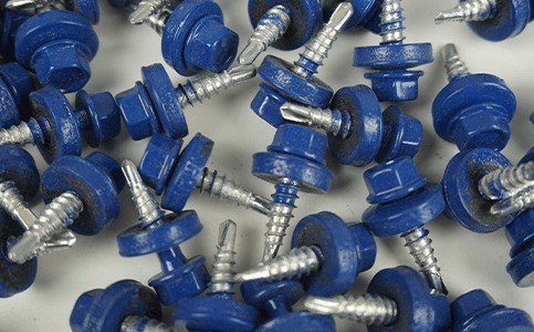 Ein Haufen mit blauen Schrauben