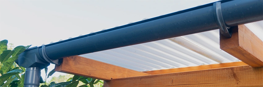 PVC-Dachrinne in Graphit, witterungsbest&auml;ndig und langlebig