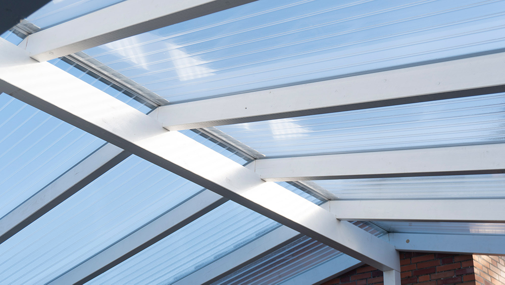 Übersicht der Profilformen von einschaligen Lichtplatten, darunter Wellplatten, Trapezplatten und Spundwandplatten für diverse Bauprojekte, mit Darstellung der einzigartigen Formen zur Lichtdurchlässigkeit.
