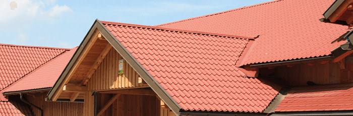 Dach mit verbauten Pfannenblechen Typ 2/1060 in RAL 8004 Kupferbraun